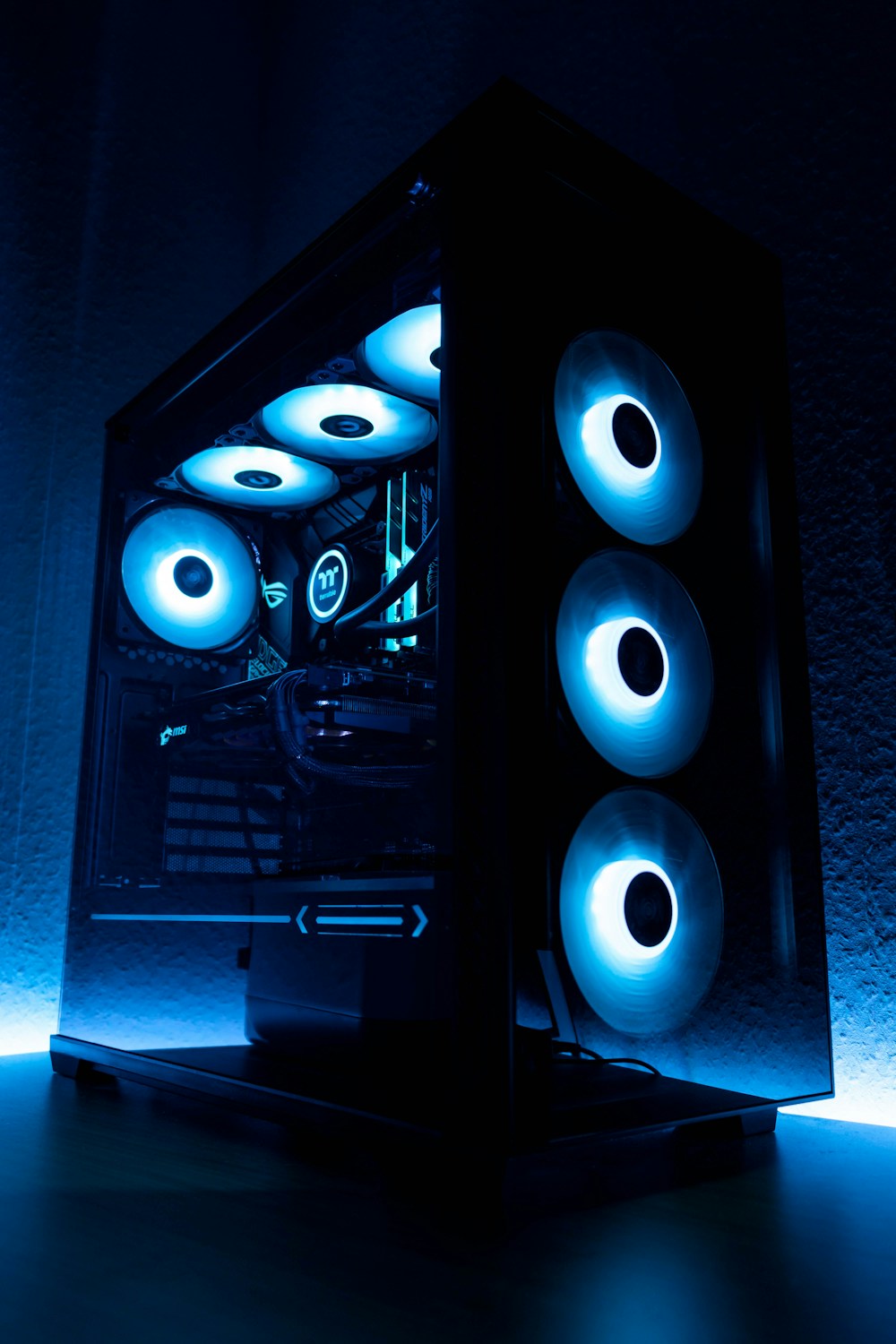 PC de escritorio con componentes y ventiladores iluminados